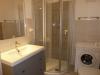 bagno con doccia e lavatrice