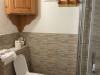 bagno con doccia e lavatrice